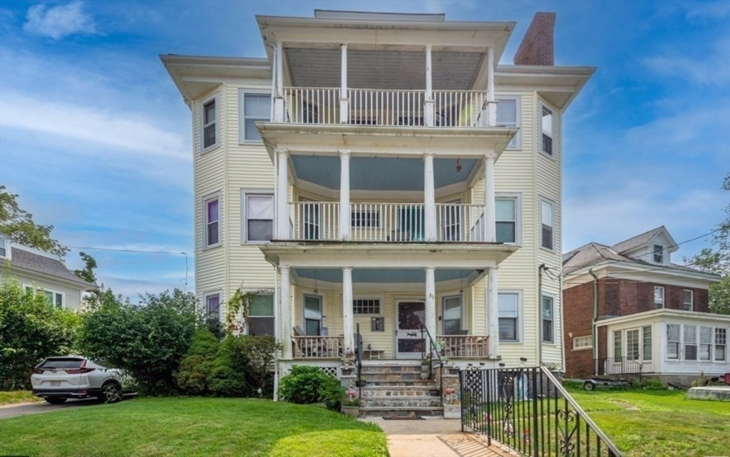 33 Oak St in Hyde Park