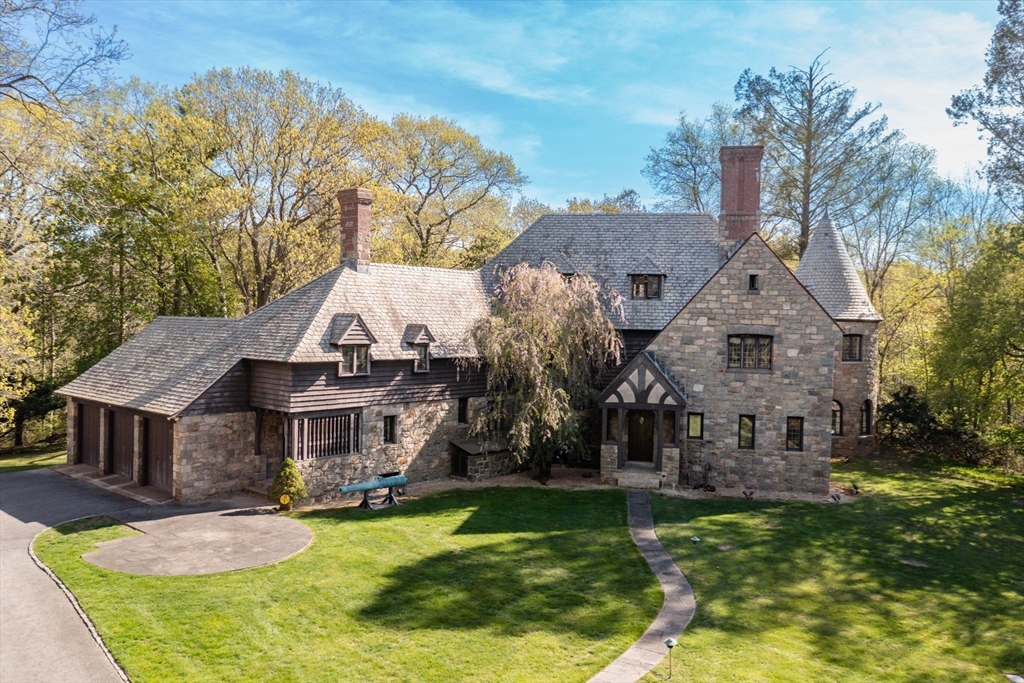 3 Evergreen Ln in Hingham