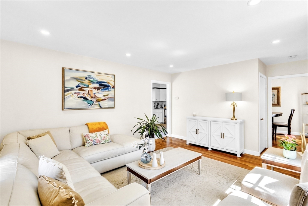 18 Mayflower rd in Northborough