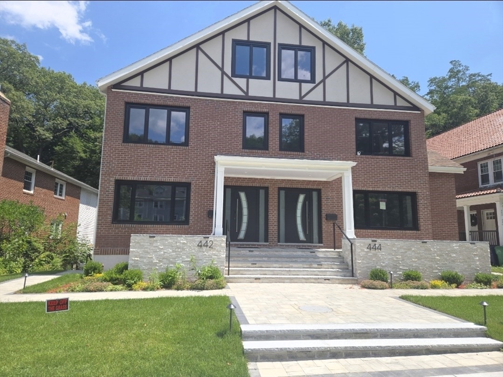 442 Lowell Ave #442 in Newtonville