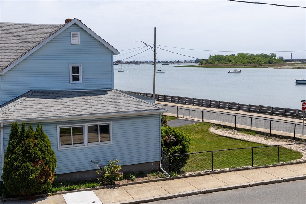 118 Sunnyside Ave. in Winthrop