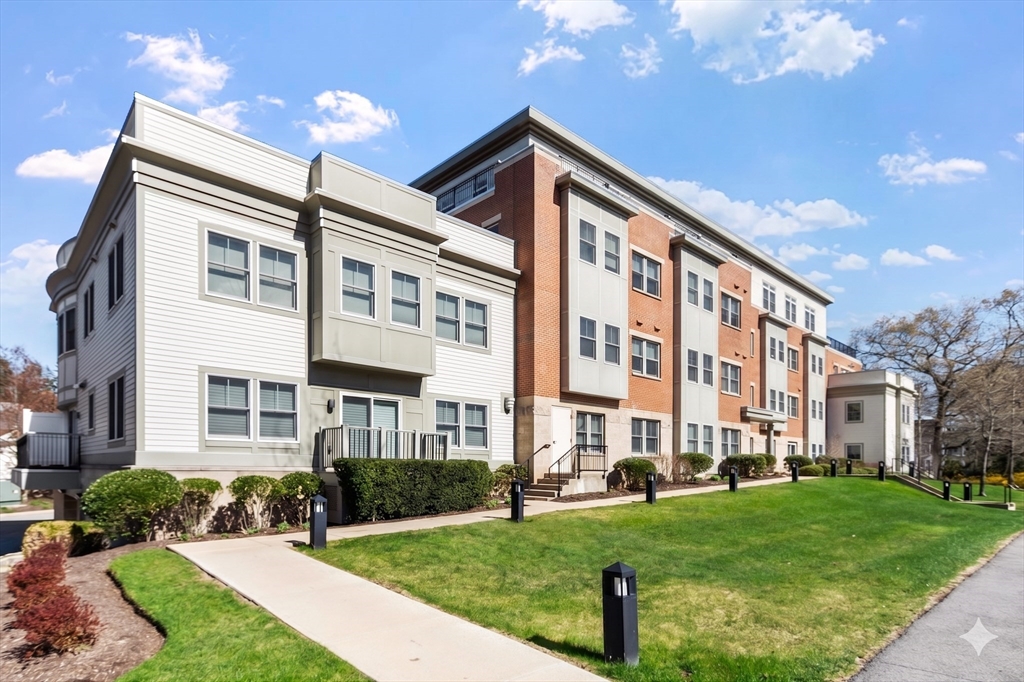 321 Hammond Pond Pkwy #103 in Chestnut Hill