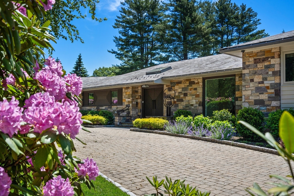 9 Singletree Rd in Chestnut Hill