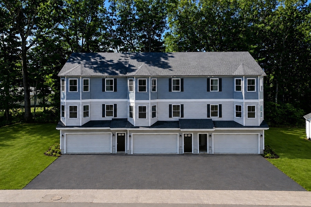 299 Quincy St, Building 2 #3 in Holbrook