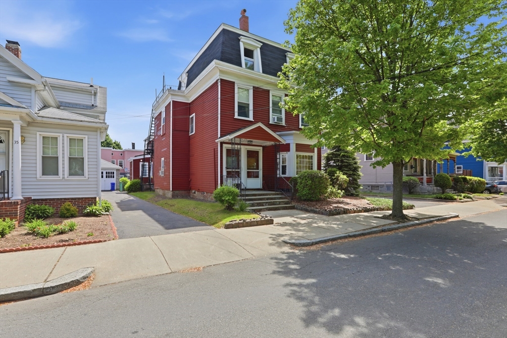 29-31 Sprague St in Malden