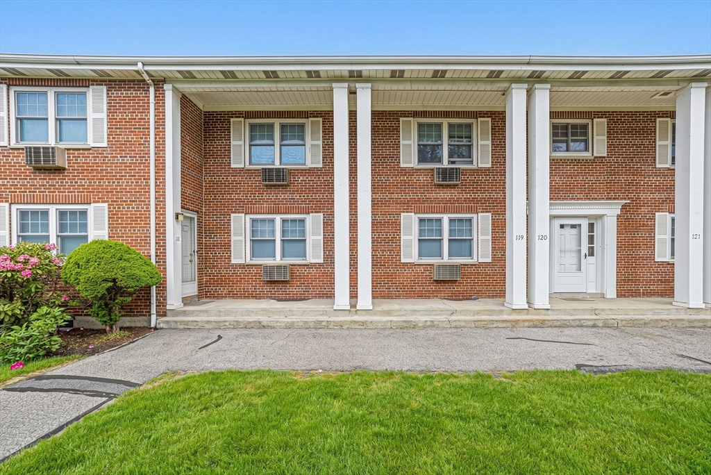 119 Emerson Gardens Rd #119 in Lexington