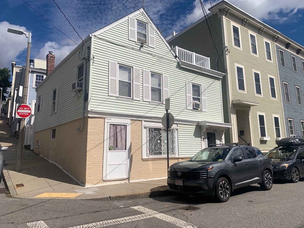 15 Russell St in Charlestown