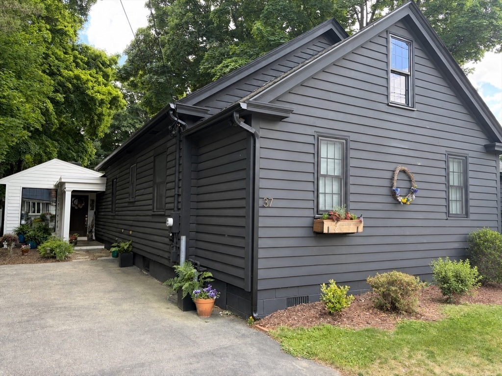 37 Moulton St in Newburyport