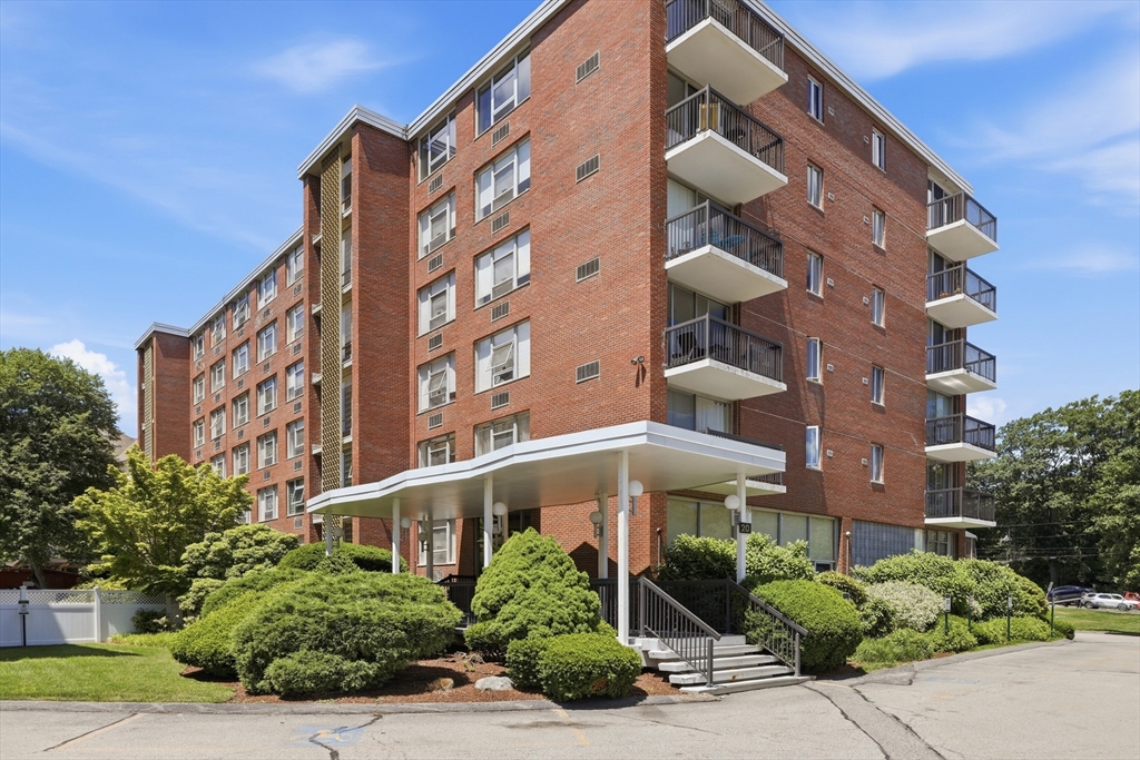 20 Hammond Pond Pkway #201 in Chestnut Hill