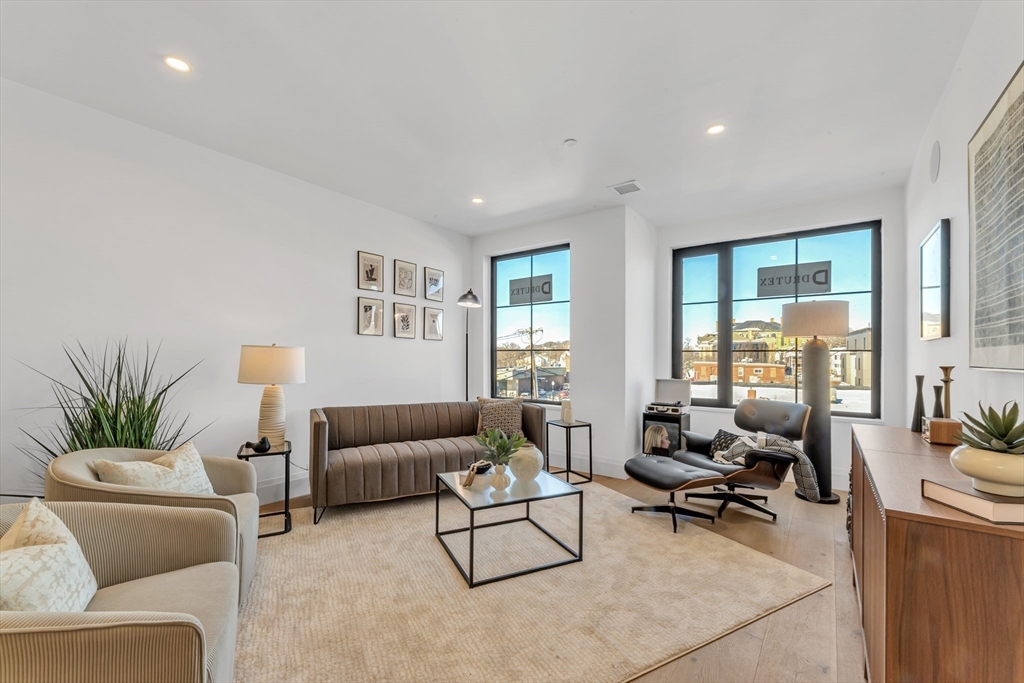 34 OAK Street #103 in Hyde Park