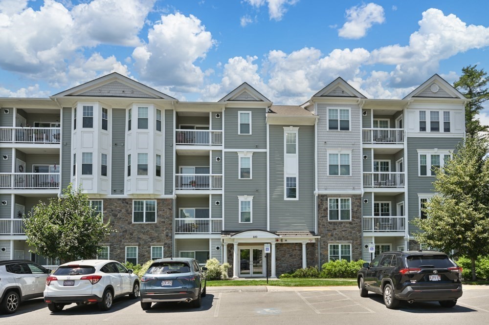 220 Martins Landing #102 in North Reading