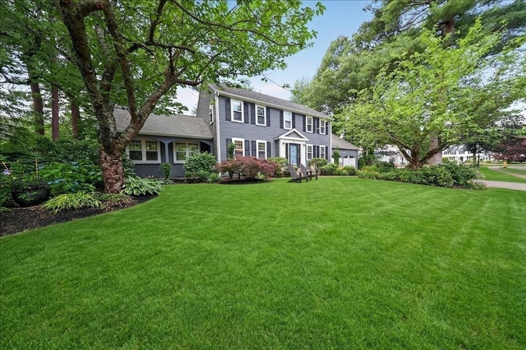 6 Blackhorse Ln in Hingham
