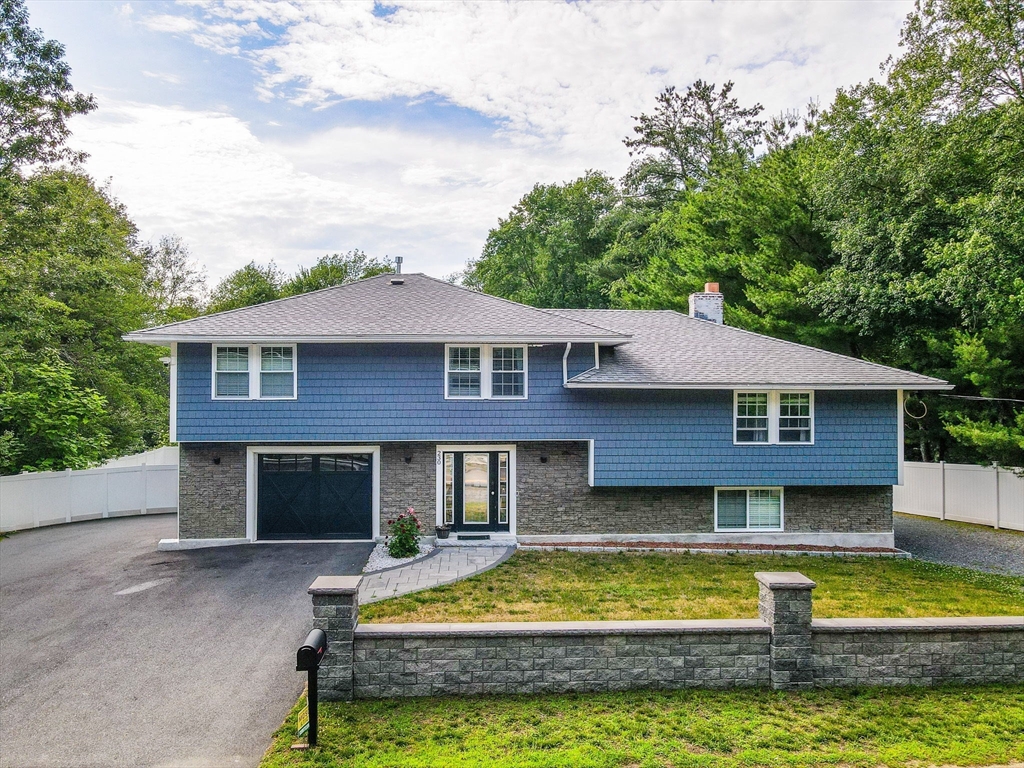 230 North St in Tewksbury