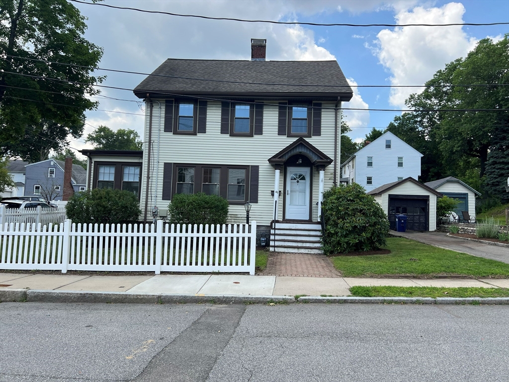 40 Kingsland Rd in West Roxbury