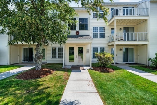 7 Thoreau Ct #8 in Natick