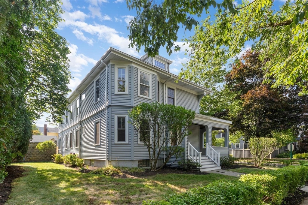 9 Spruce St in Belmont