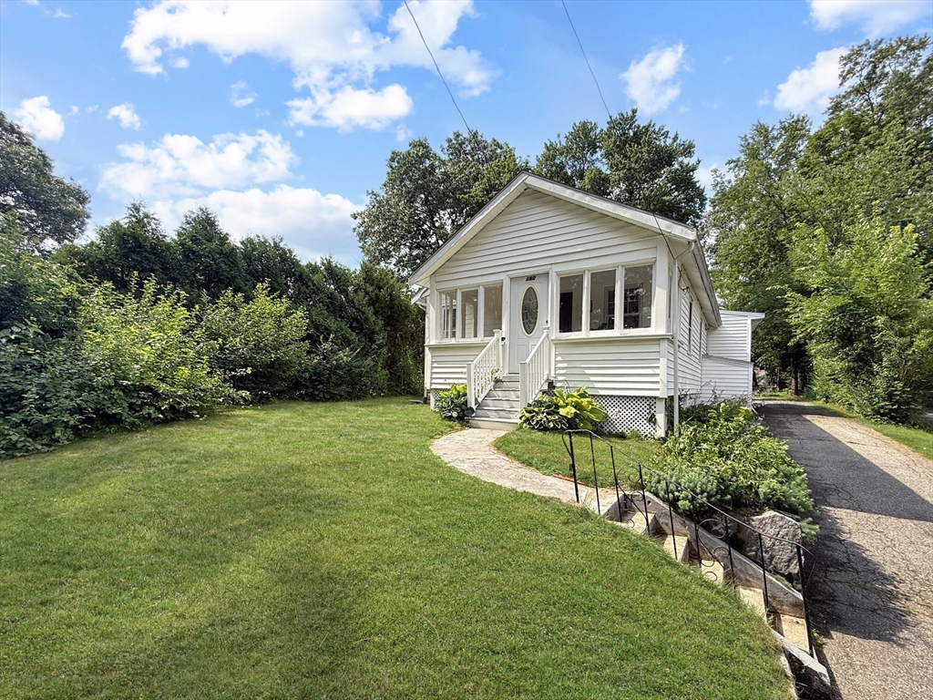 190 W Plain St in Wayland