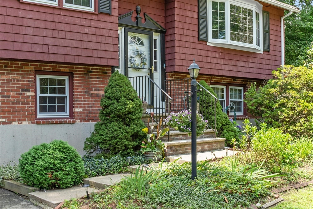 7 Meadowbrook Rd in North Chelmsford