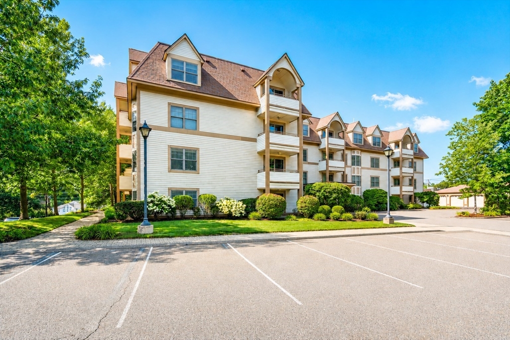12 Russell Rd #103 in Wellesley