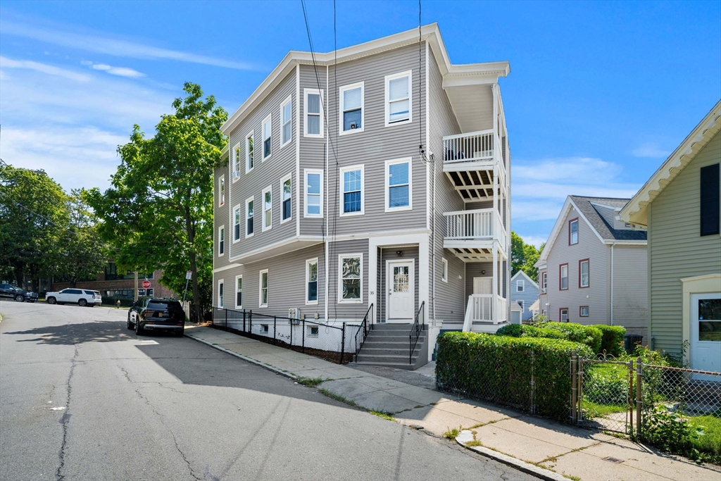 35 Pond St in Hyde Park