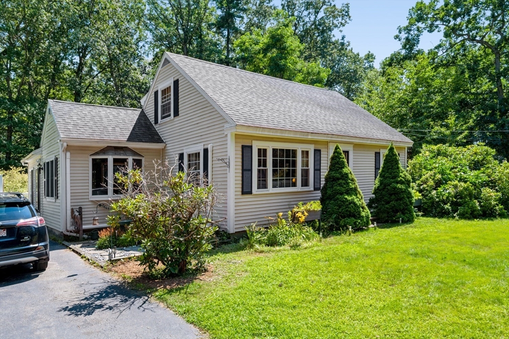 19 Middle Rd in Amesbury