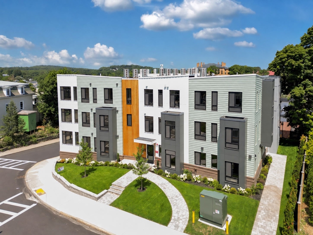34 OAK Street #101 in Hyde Park