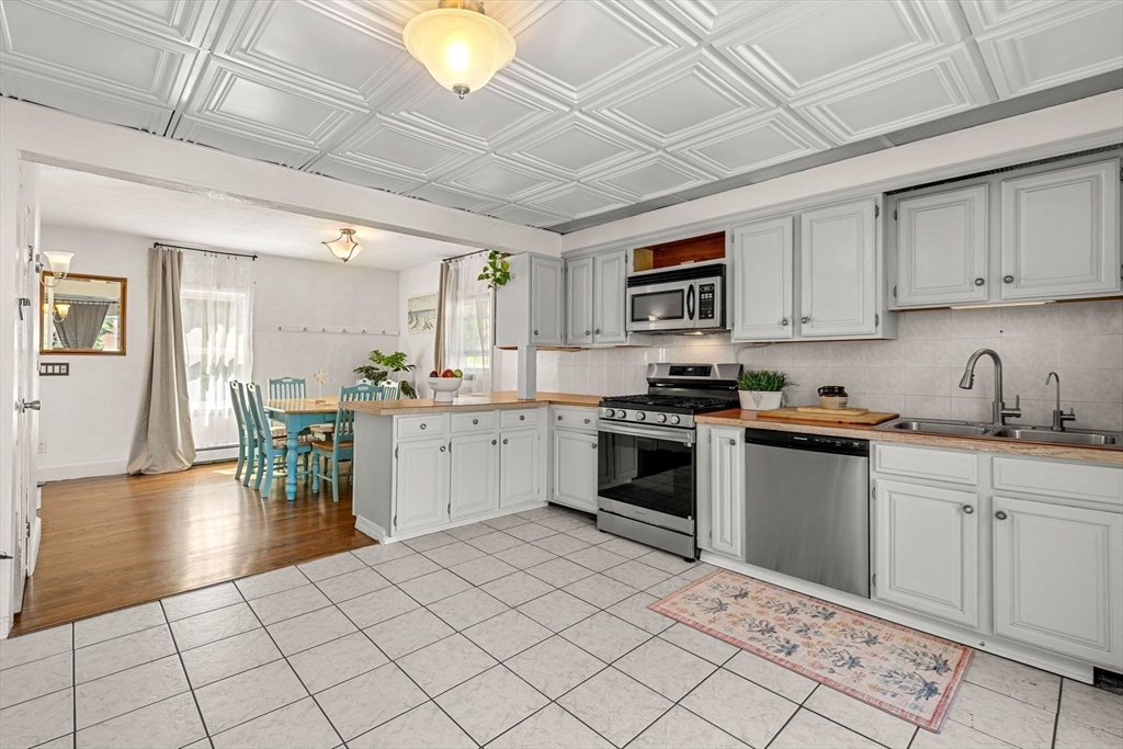 21 Burroughs St in Danvers