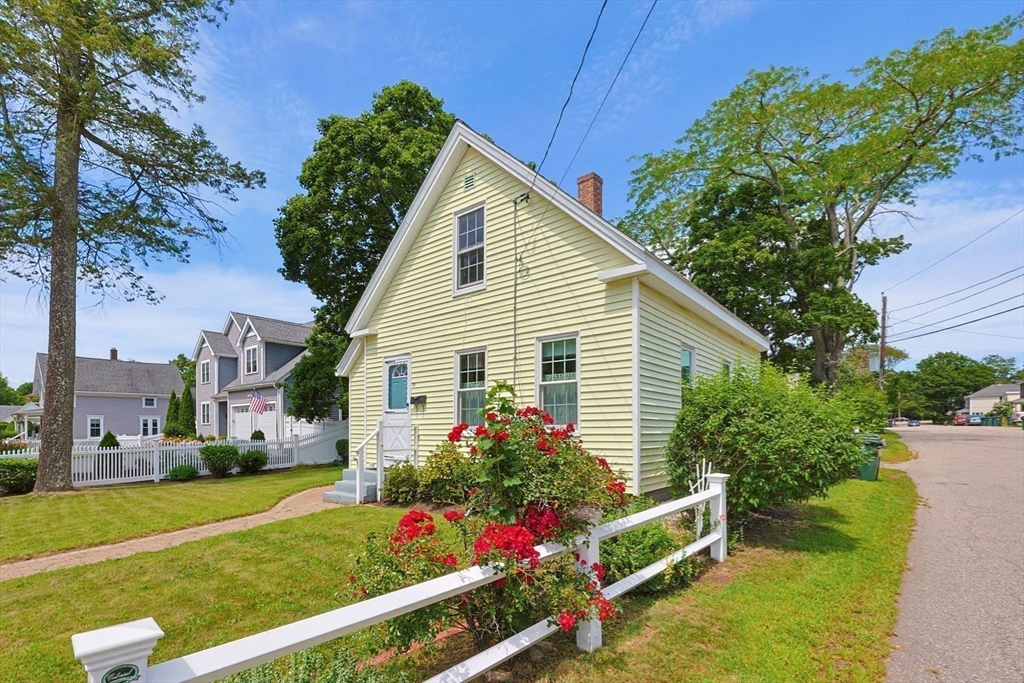 98 Pleasant St in Franklin
