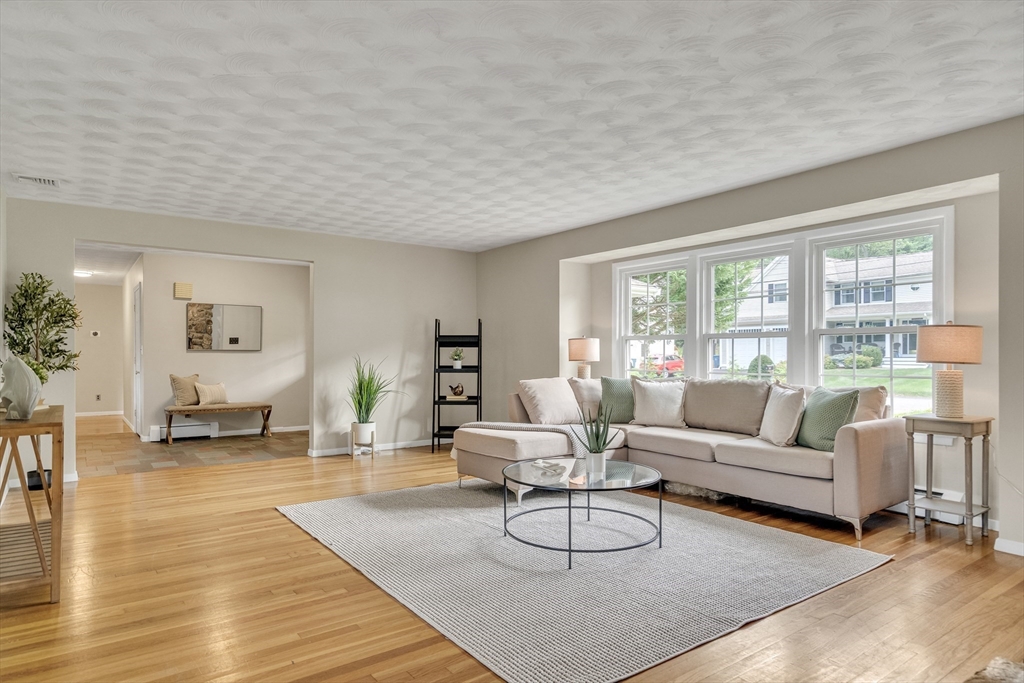 3 Cathy Rd in Burlington