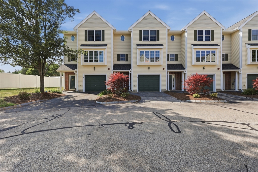 28 Groveland Commons Way #28 in Groveland