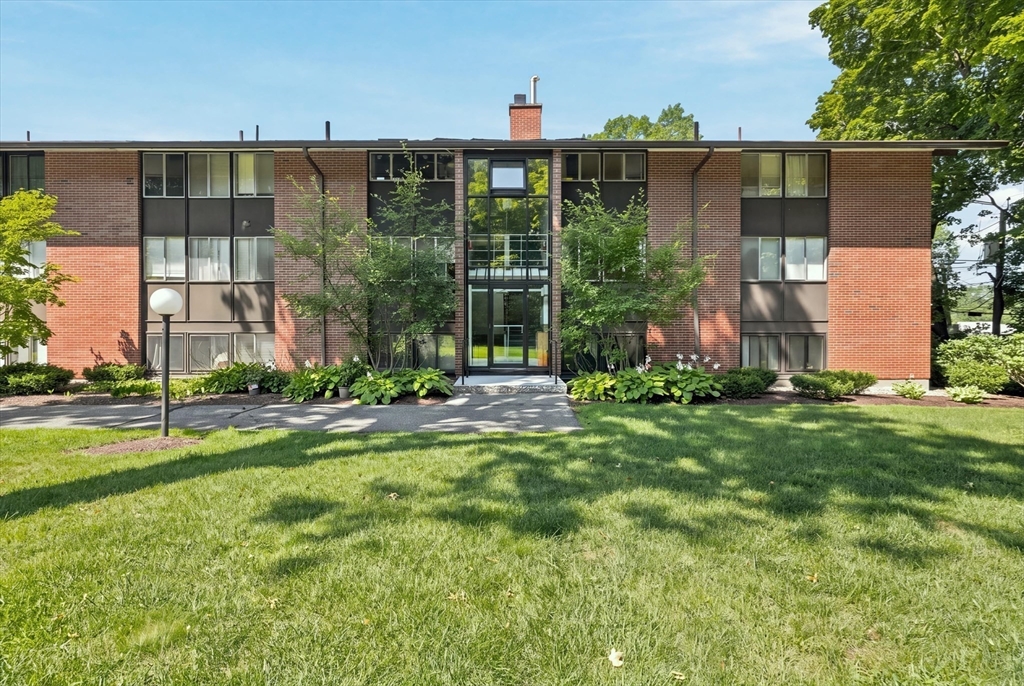 3 Longwood Dr #103 in Andover