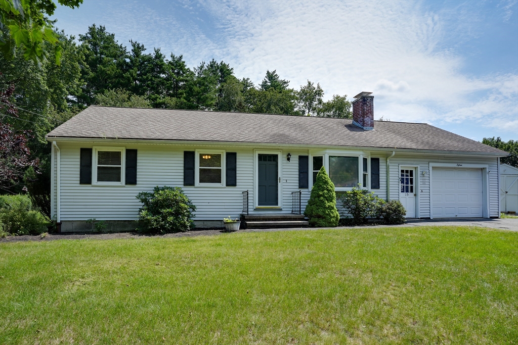 15 Burbank Ln in Lancaster