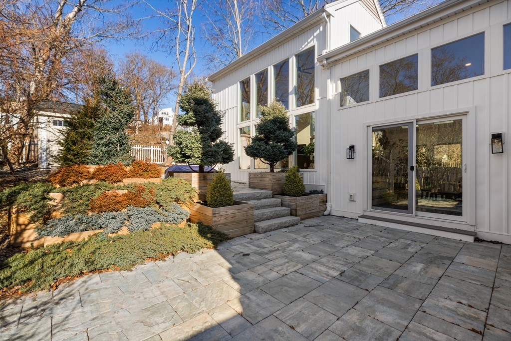 27 Broad Cove Rd in Hingham