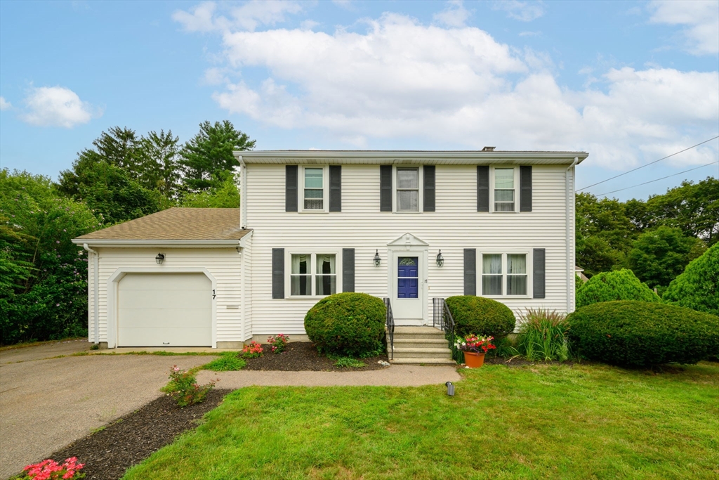 17 Woodlawn Ave in Holbrook