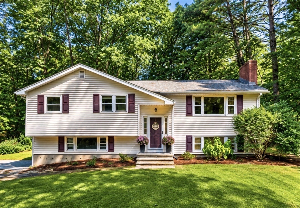 15 Carriage Dr in Chelmsford