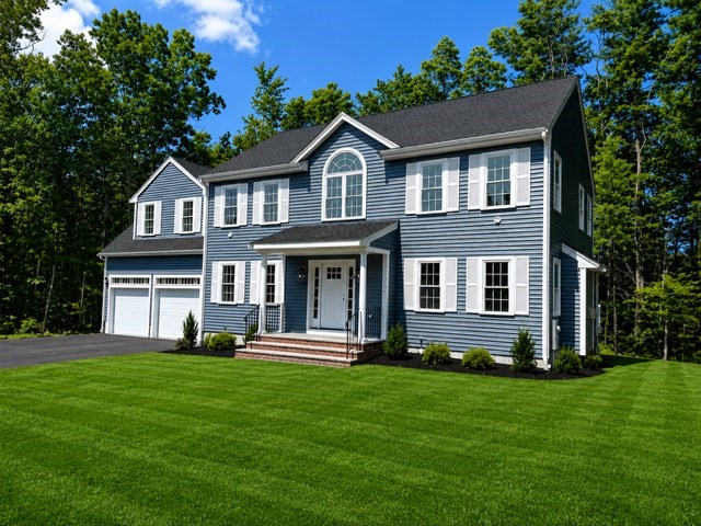 4 Clarendon Circle in Holbrook