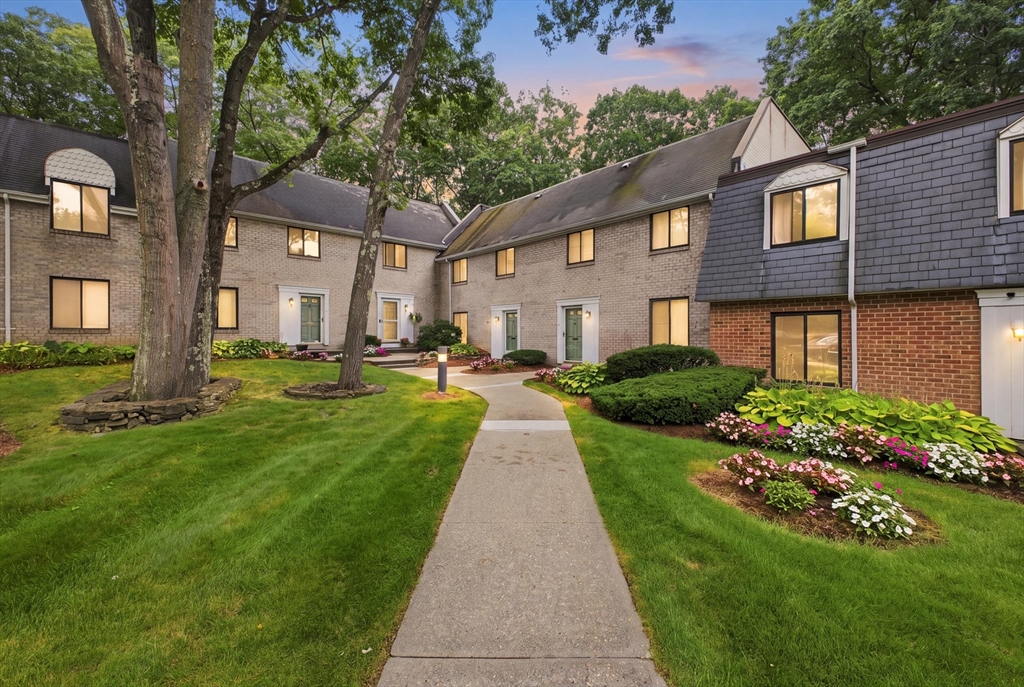 95 Commons Dr #107 in Shrewsbury