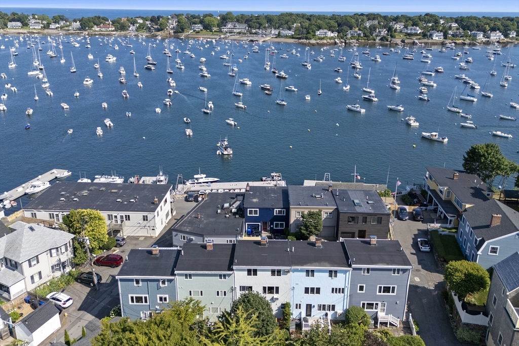 2 Mariners Ln in Marblehead