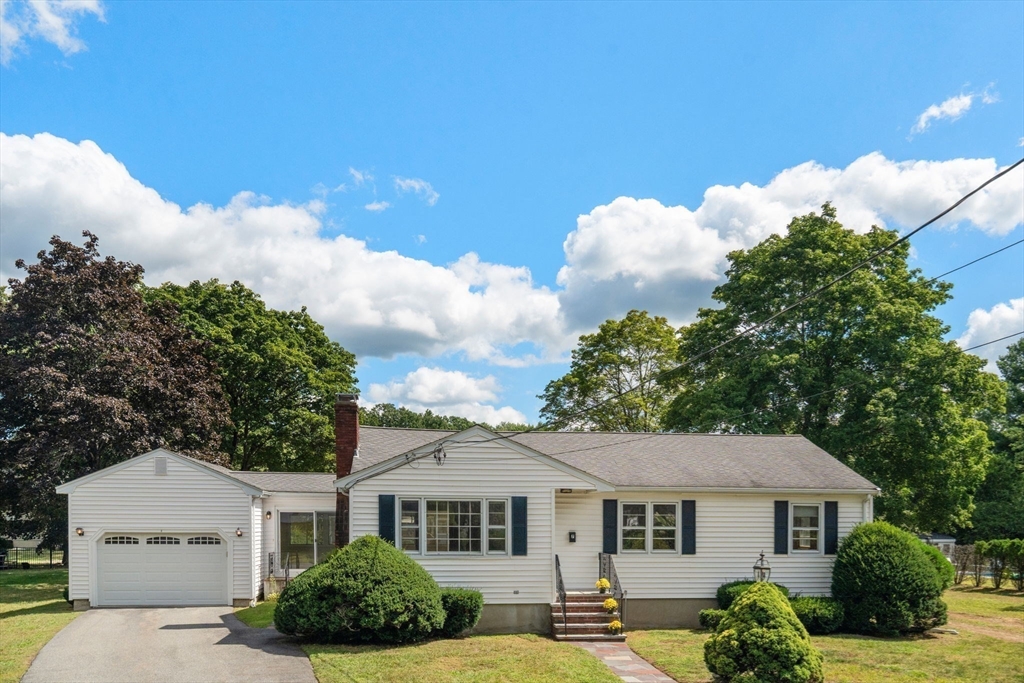 7 Eugley Park West in North Reading