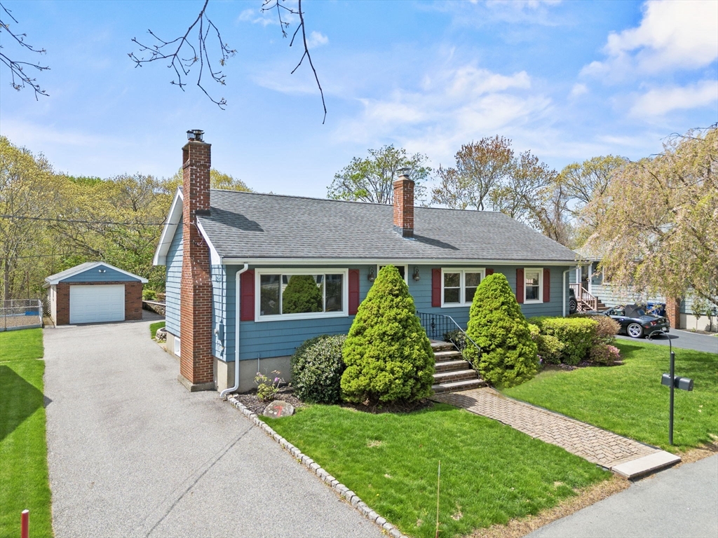 7 Cedarcrest Rd in Salem