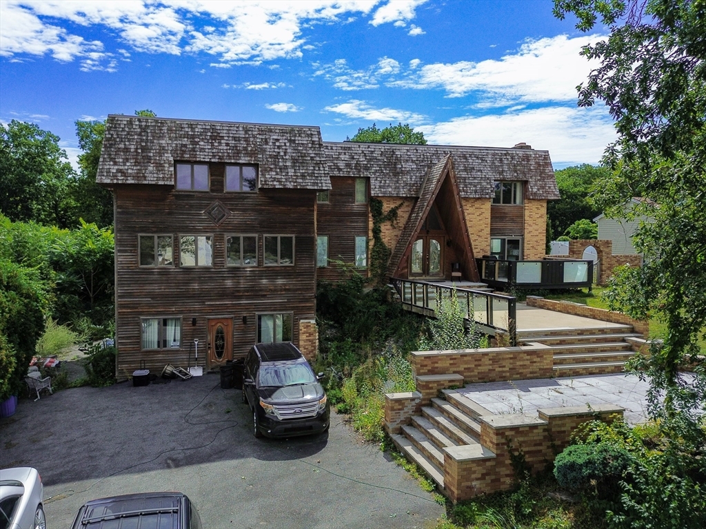 12 Oakridge Dr in Saugus