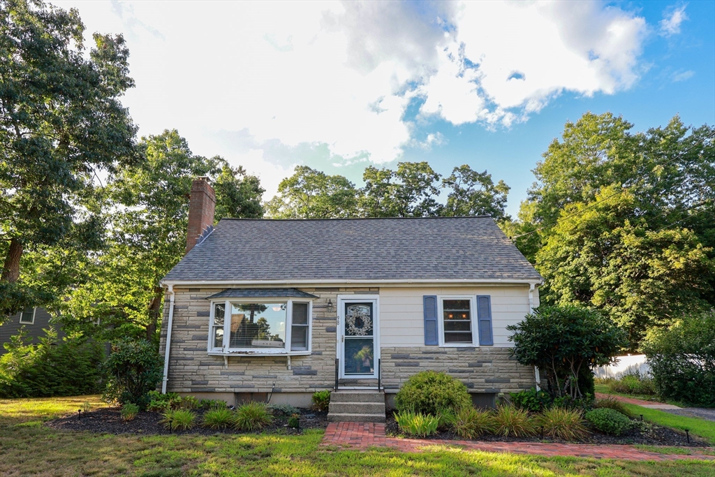98 Van Kleeck Rd in Millis