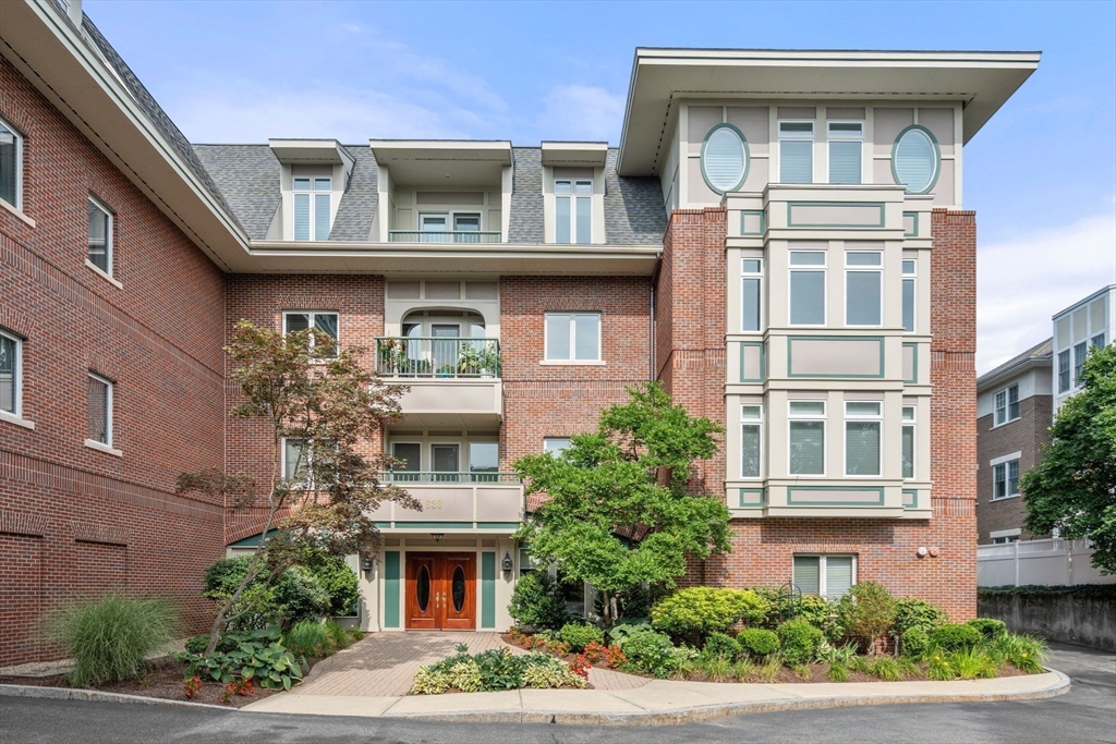 630 Hammond St #104 in Chestnut Hill