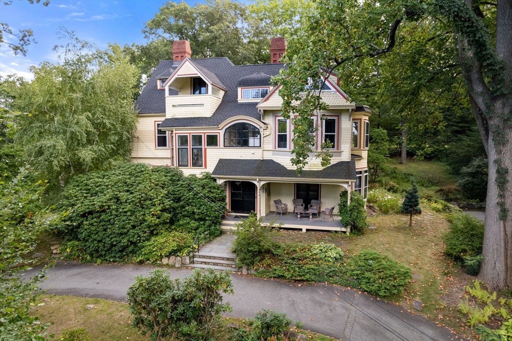 186 Highland Ave in West Newton
