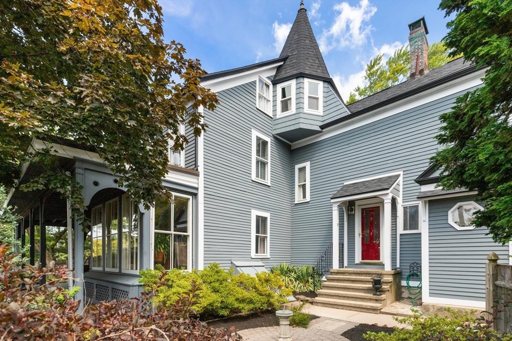 8 Leonard Cir in Medford