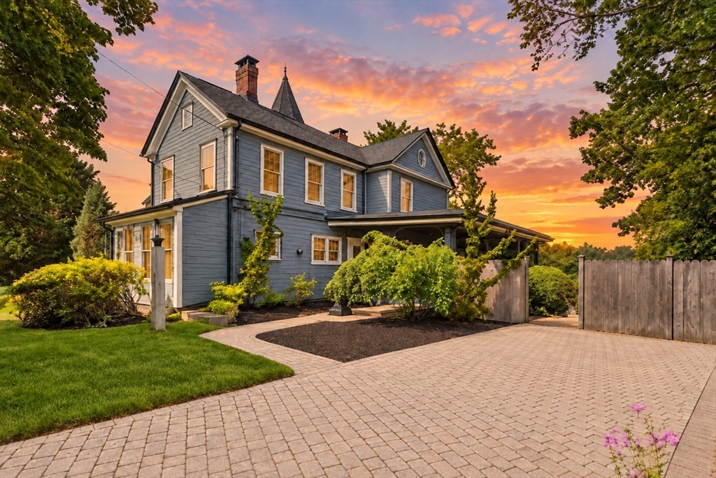 8 Leonard Cir in Medford