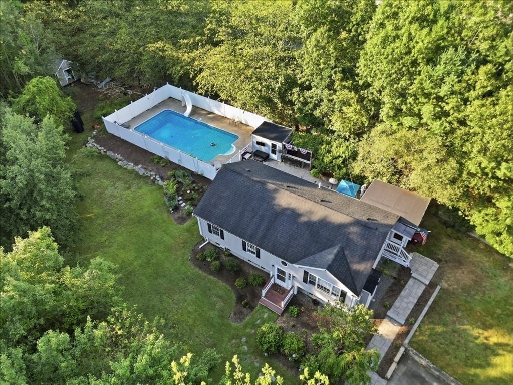15 Old Center St in Middleboro