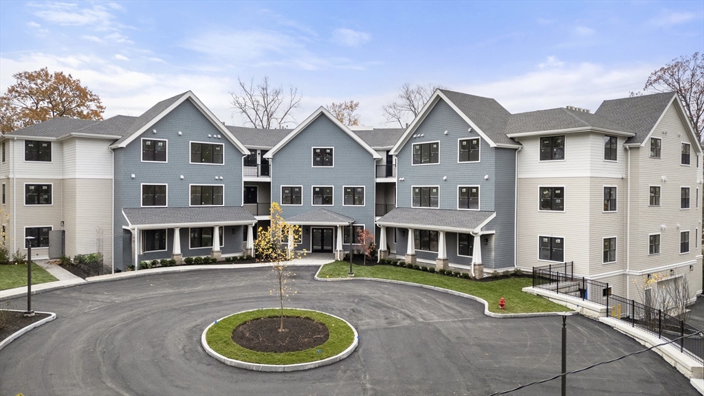 16 Stearns Rd #108 in Wellesley
