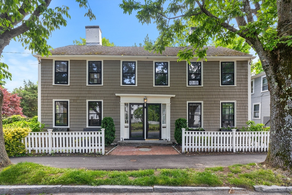 210-212 North St in Hingham