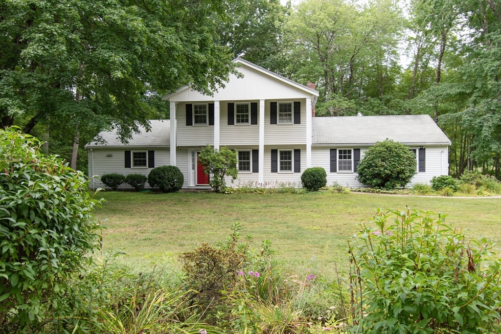 16 Crabapple Ln in Chelmsford
